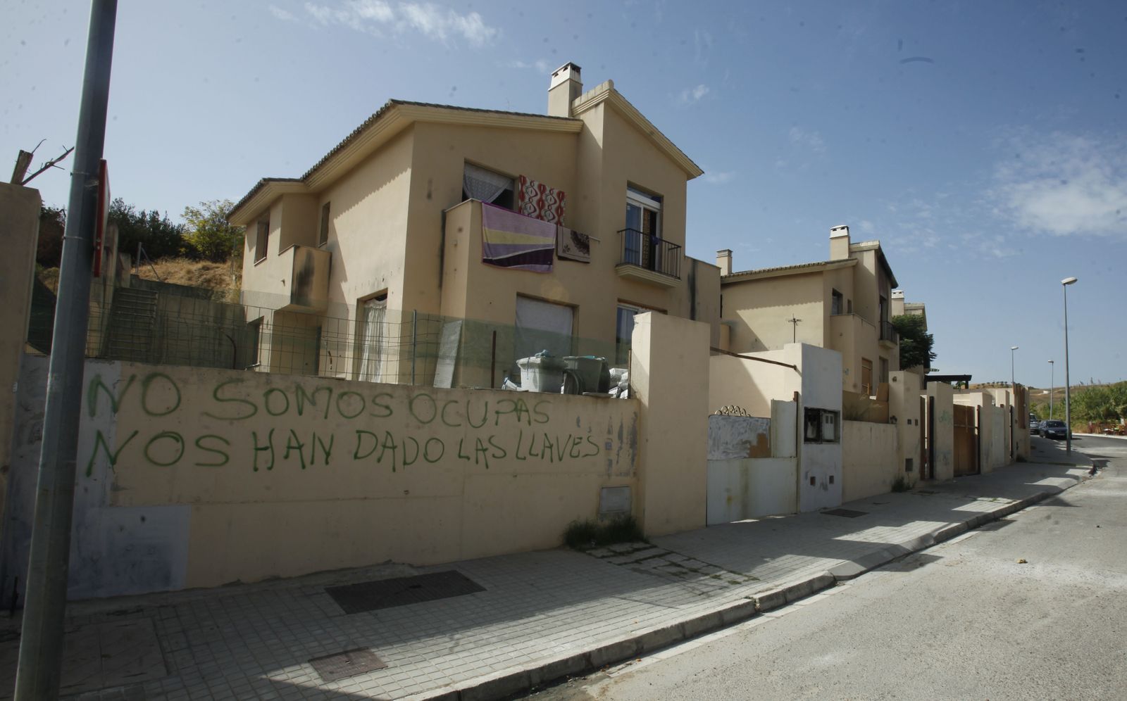 1. Una urbanización okupada en Camas. 2. Imagen de archivo de basura acumulada en una casa ocupada en Villamanrique. 3. Un operario coloca una puerta anti-okupas.