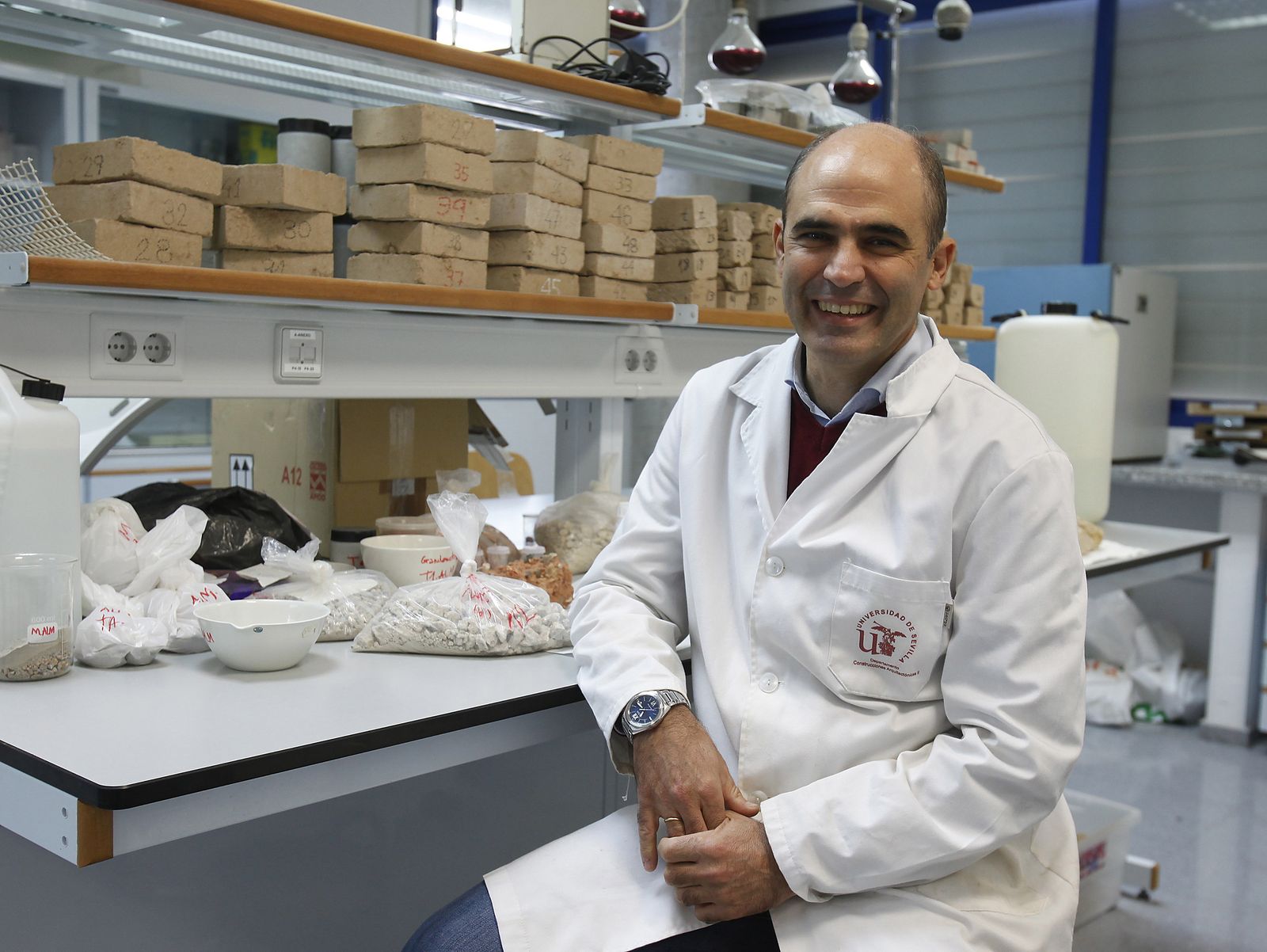 Vicente Flores, en el laboratorio de Construcción de Materiales de la Escuela de Arquitectos Técnicos.