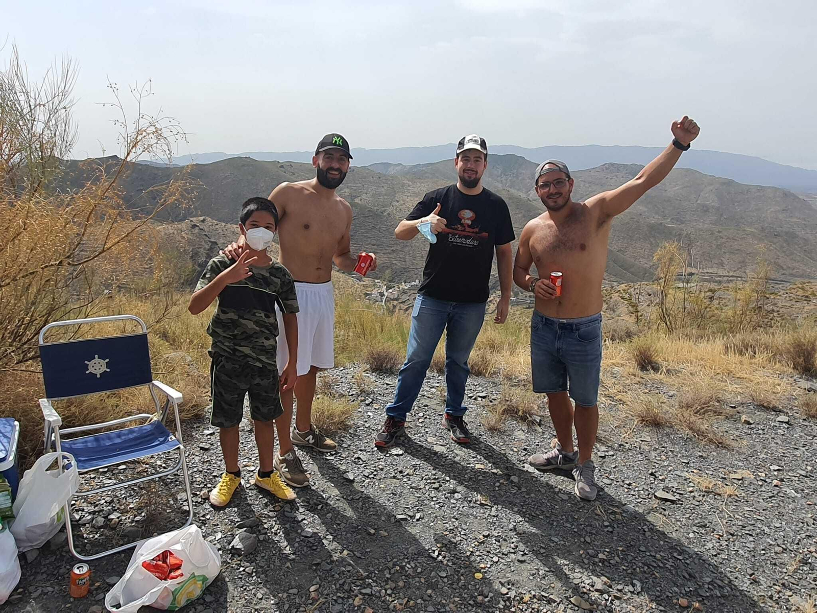 Fotogalería del ambiente en la subida al Alto de Velefique de La Vuelta.