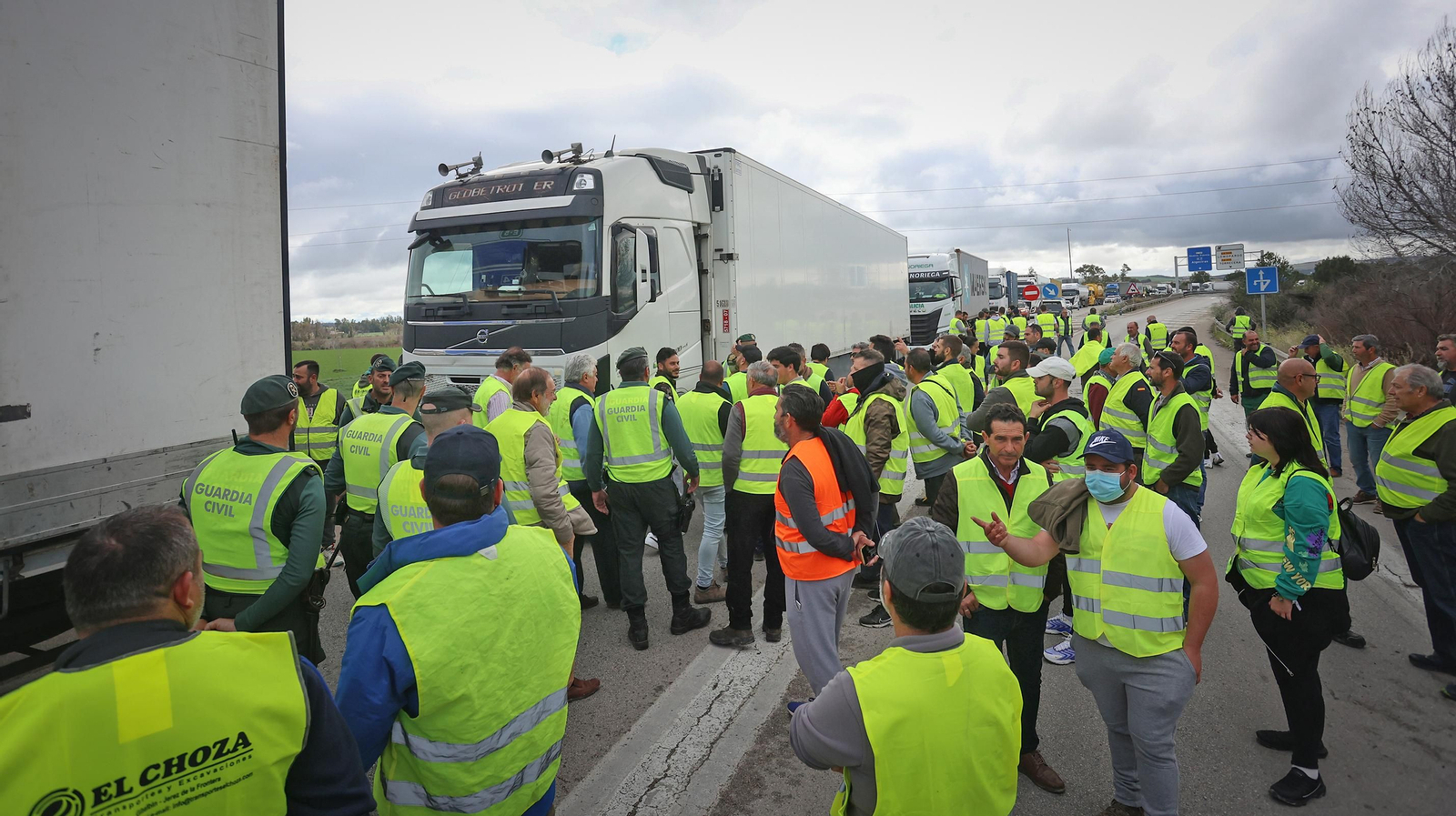 Los agricultores siguen en pie de guerra y cortan la A-381 en Jerez