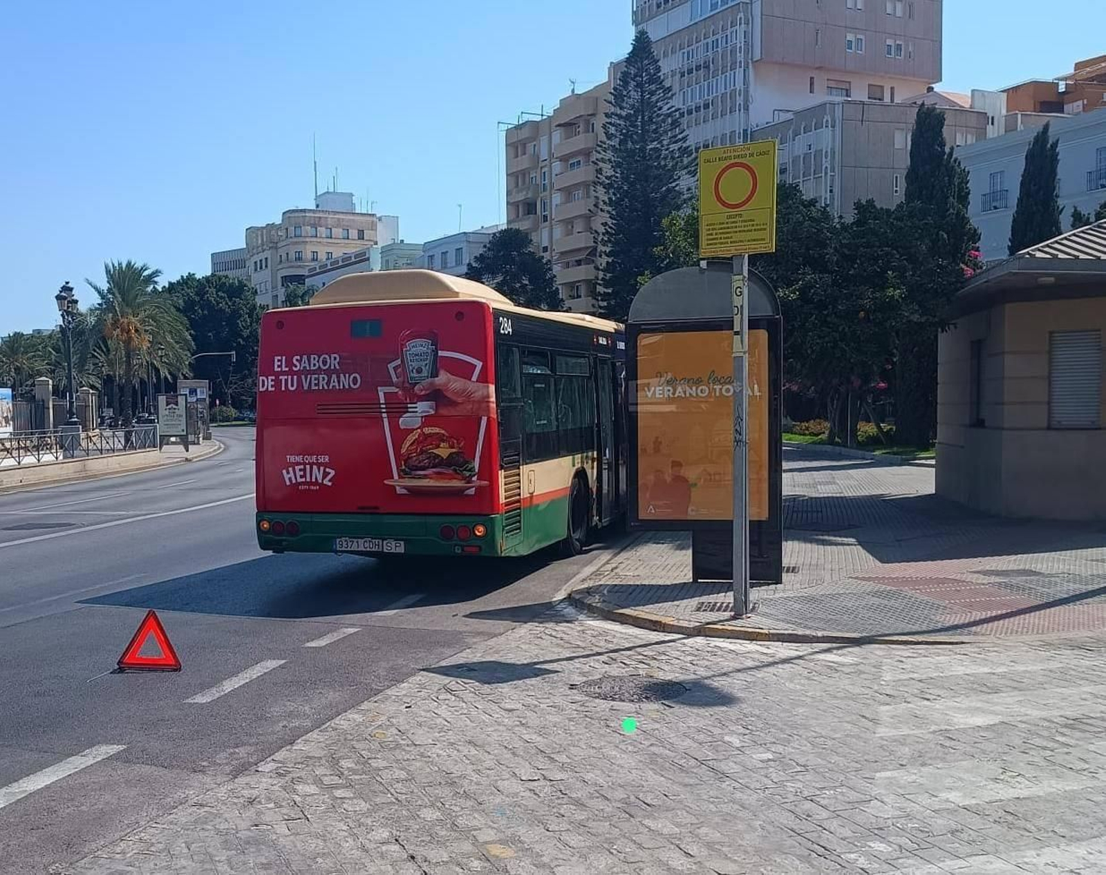 El autobús averiado en la tarde de este martes junto a la plaza de Las Tortugas.