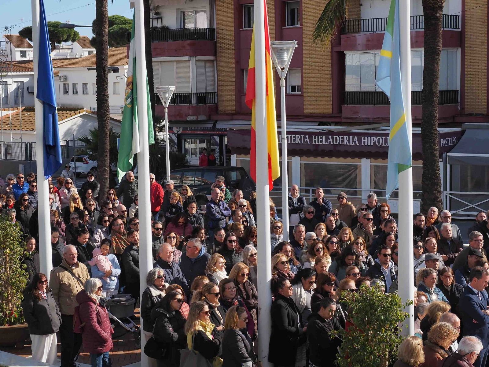 Las imágenes de la concentración silenciosa en Punta Umbría por los cinco fallecidos en el accidente de Adamuz