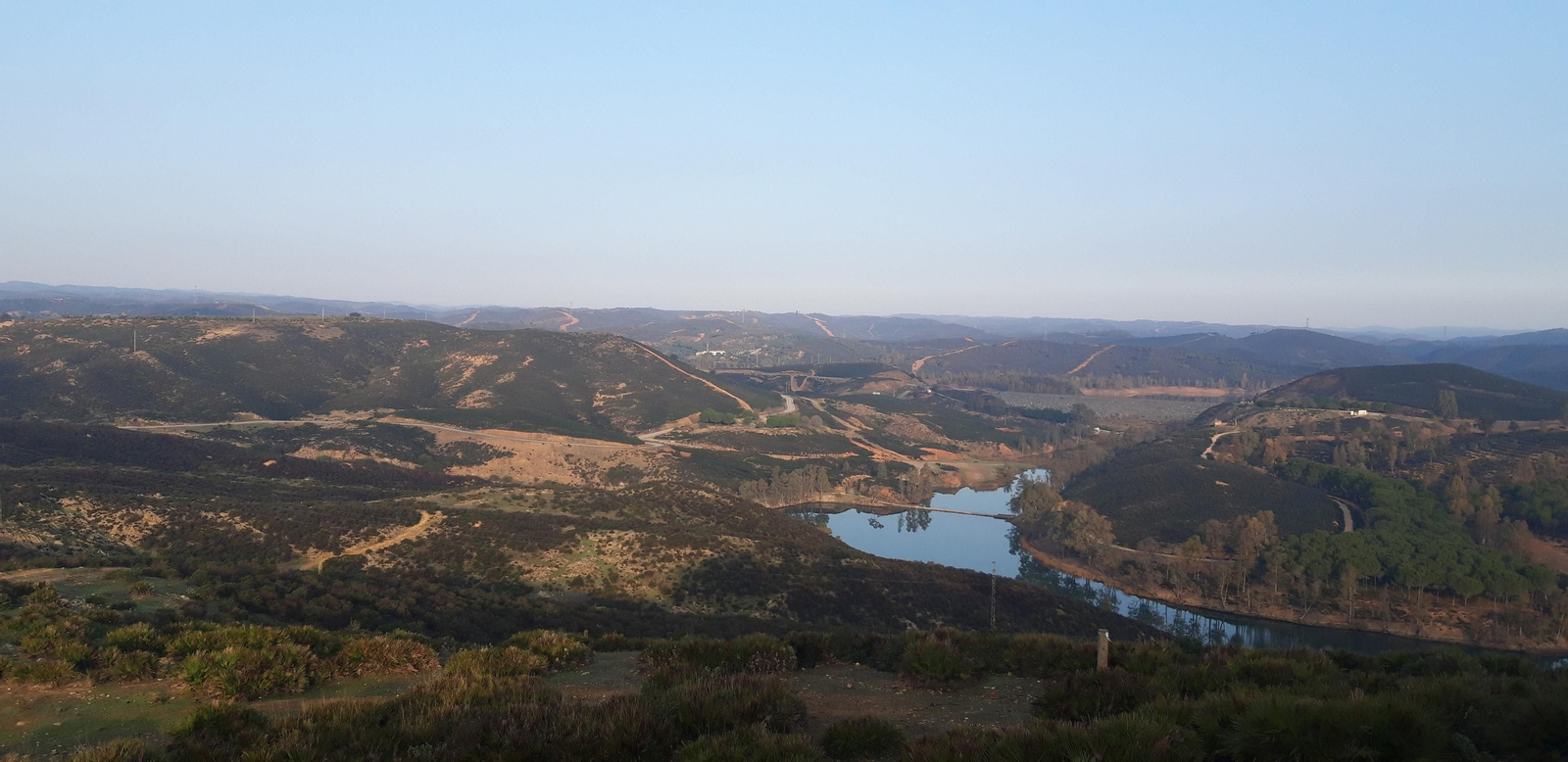 La ruta ofrecerá hermosas postales del embalse del Agrio