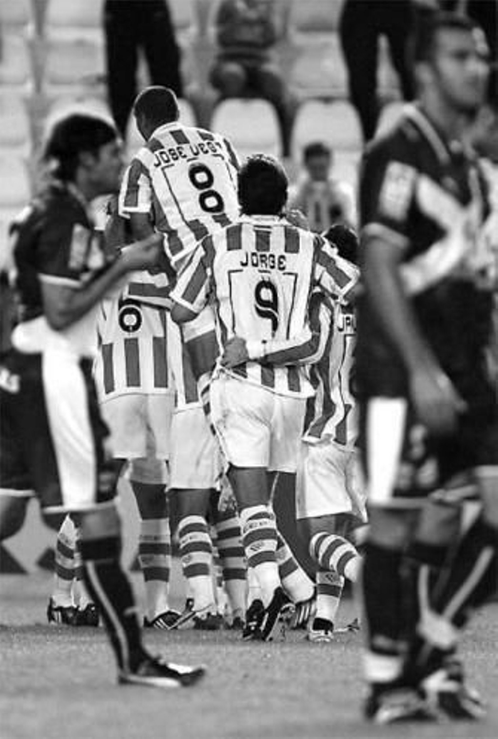 Los jugadores del Córdoba se abrazan tras uno de los goles.