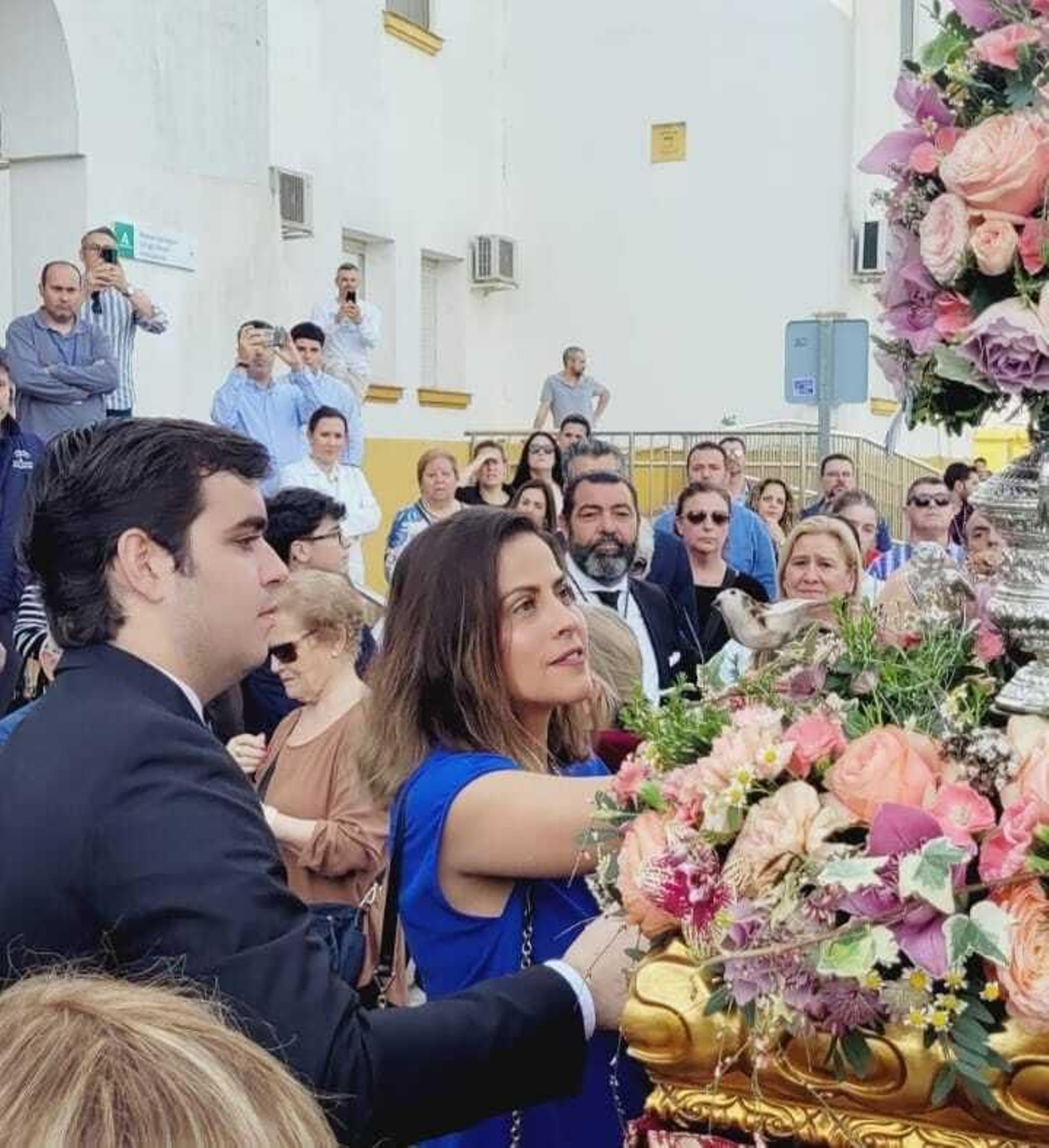 La gerente del Área de Gestión Sanitaria Sur de Sevilla, Rocío del Castillo, durante la ofrenda floral.