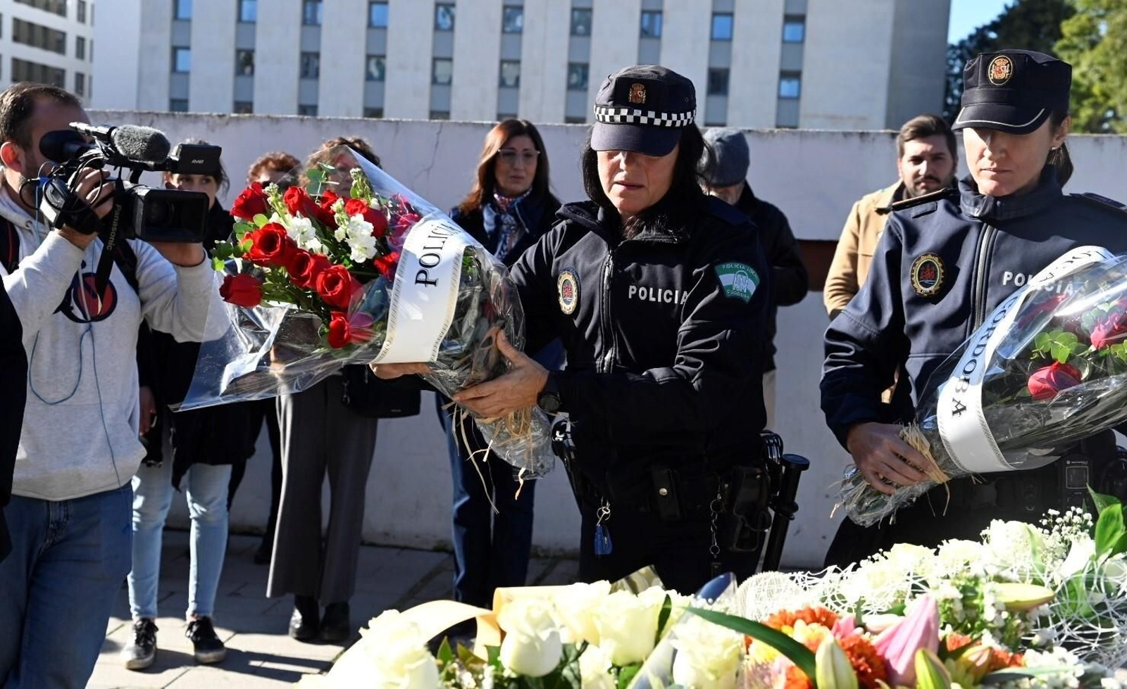 Las imágenes de la ofrenda floral a María de los Ángeles García y María Soledad Muñoz, policías locales asesinadas en acto de servicio en 1996.
