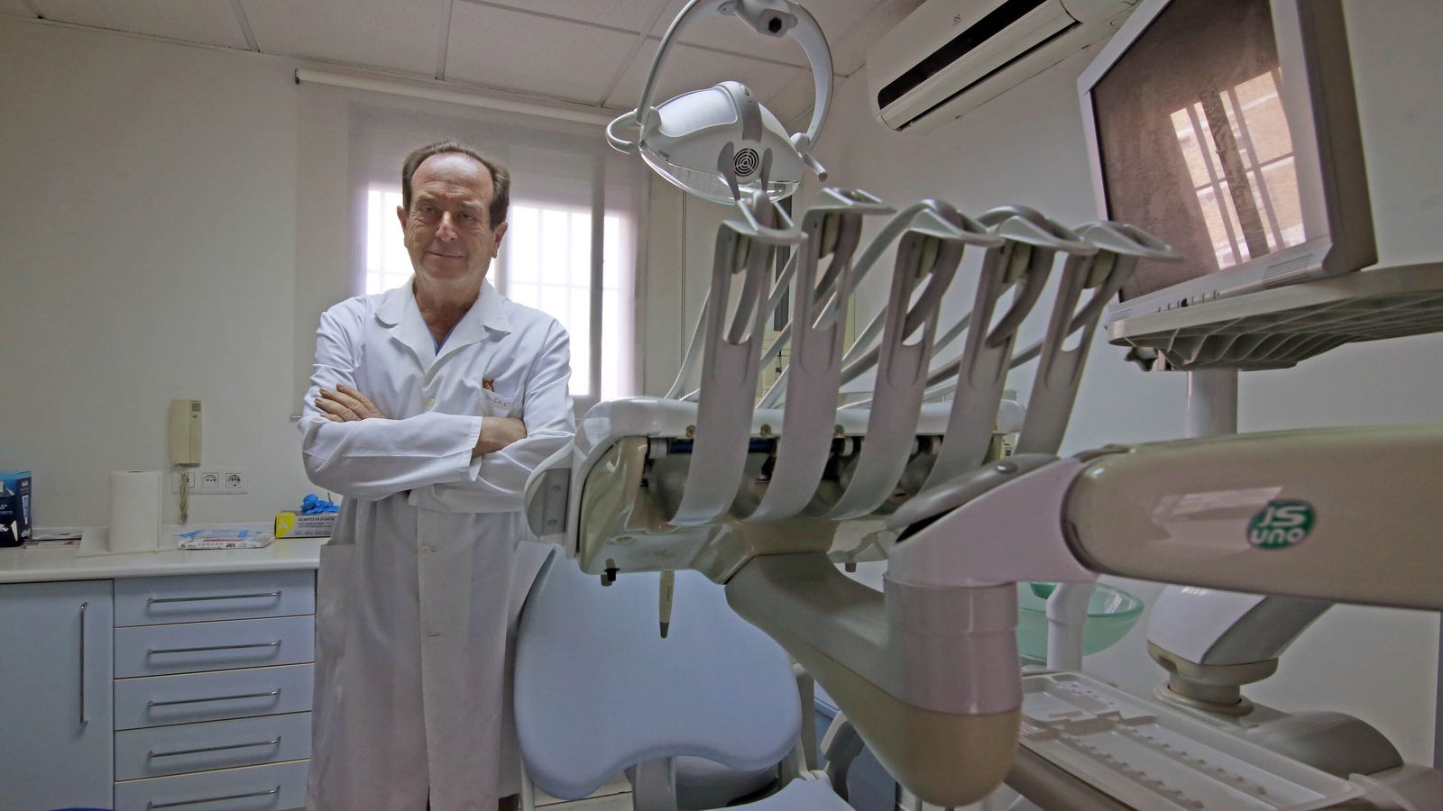 El profesor Antonio Castaño Séiquer, en la clínica solidaria en Jerez.