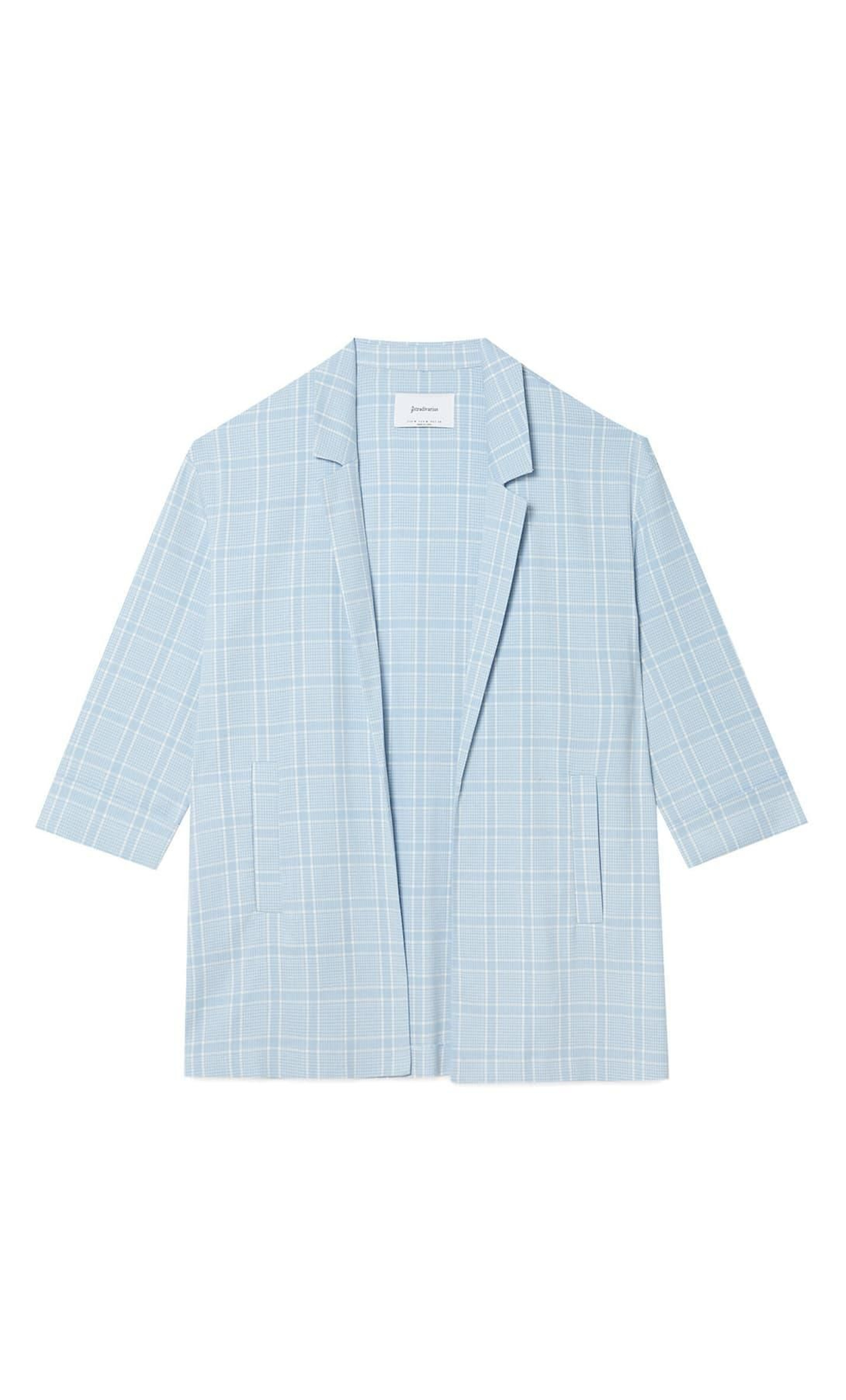 Chaqueta oversize de color celeste de Stradivarius.