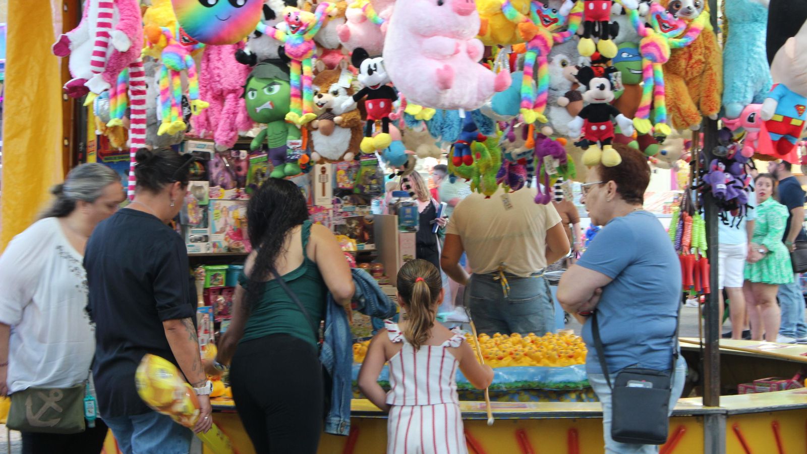 Una caseta de juegos en la Feria de noche. Una caseta de juegos en la Feria de noche.