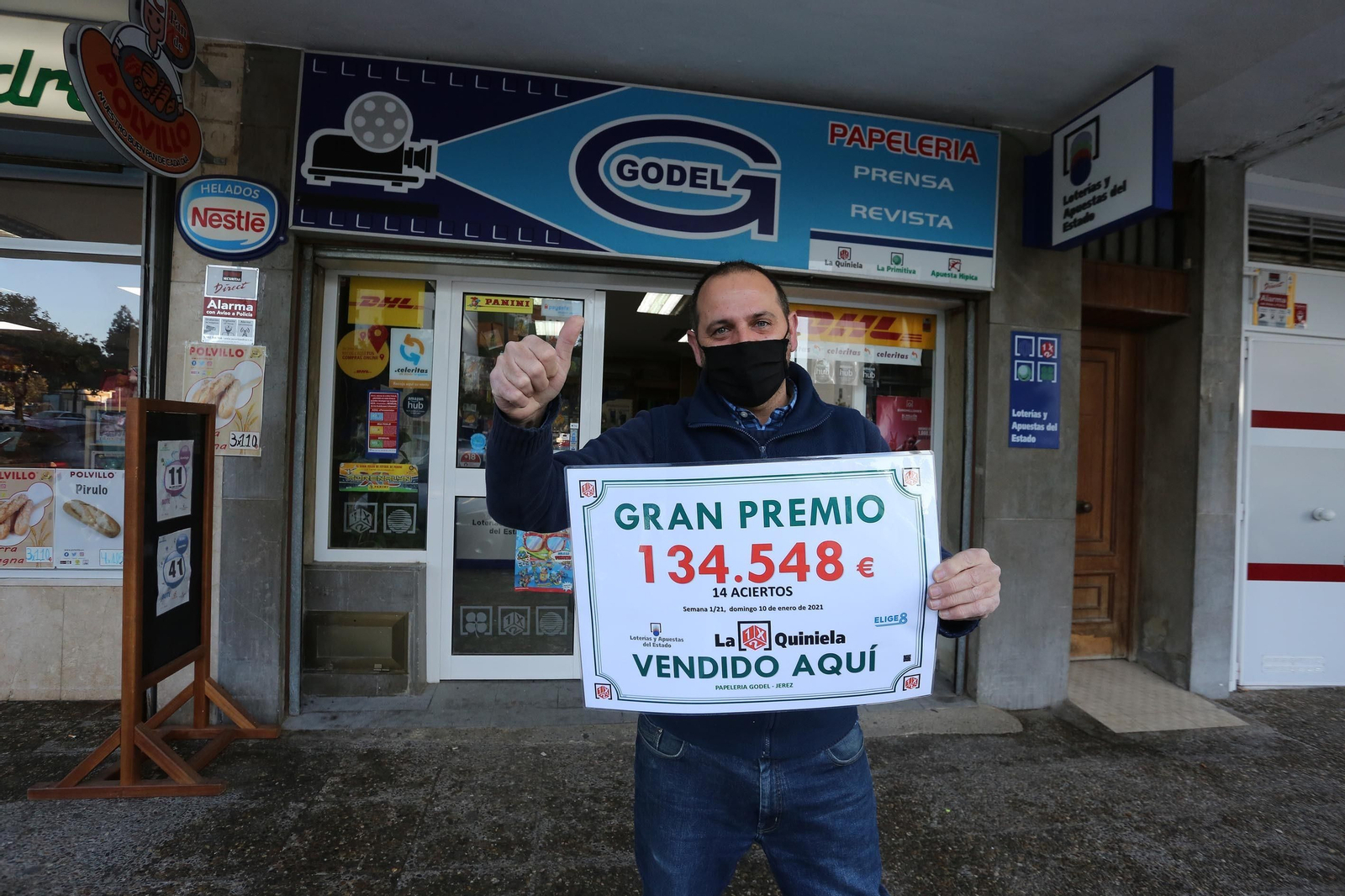 El administrador del despacho, Jorge Garzón, sostiene el importe del premio del boleto vendido en Papelería Godel