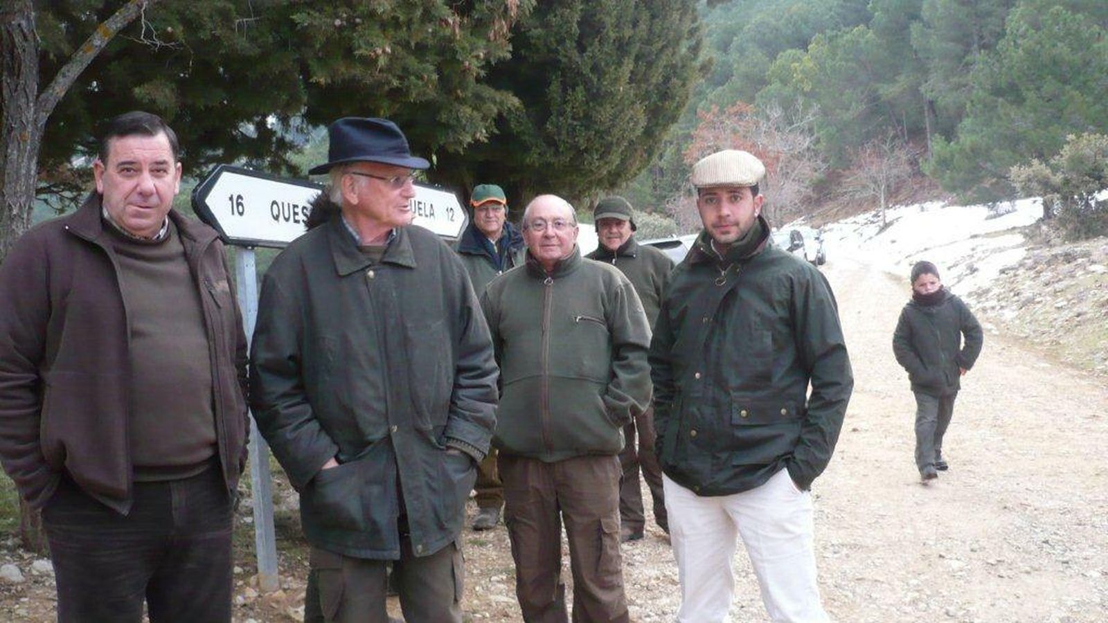 Con un grupo de amigos en una jornada cinegética.