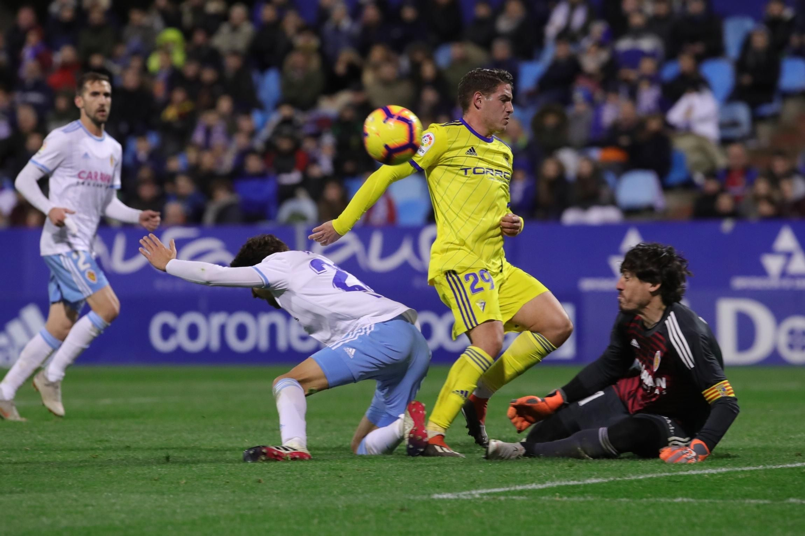 El meta Cristian sale a pies de Manu Vallejo para evitar el tanto del chiclanero.
