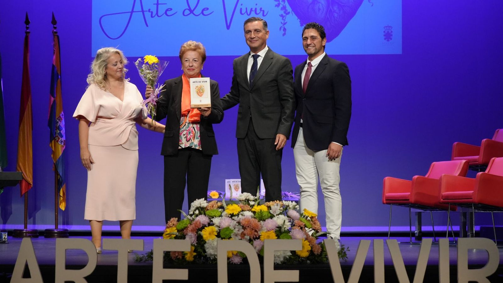 Ángeles Gómez Salas recibe su galardón.