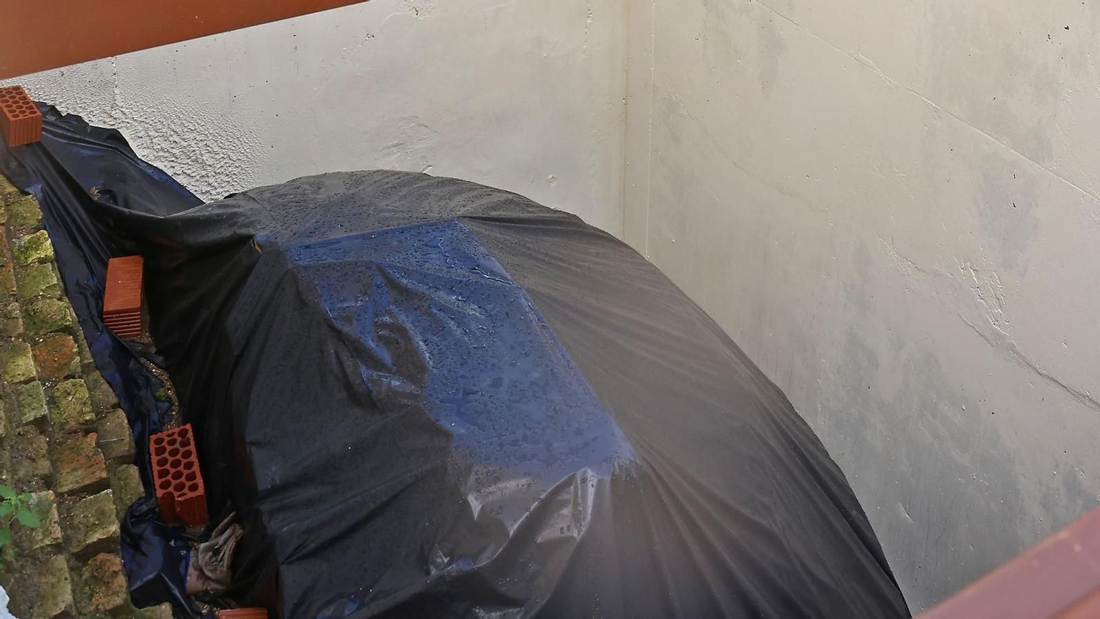 Restos del aljibe tapados.