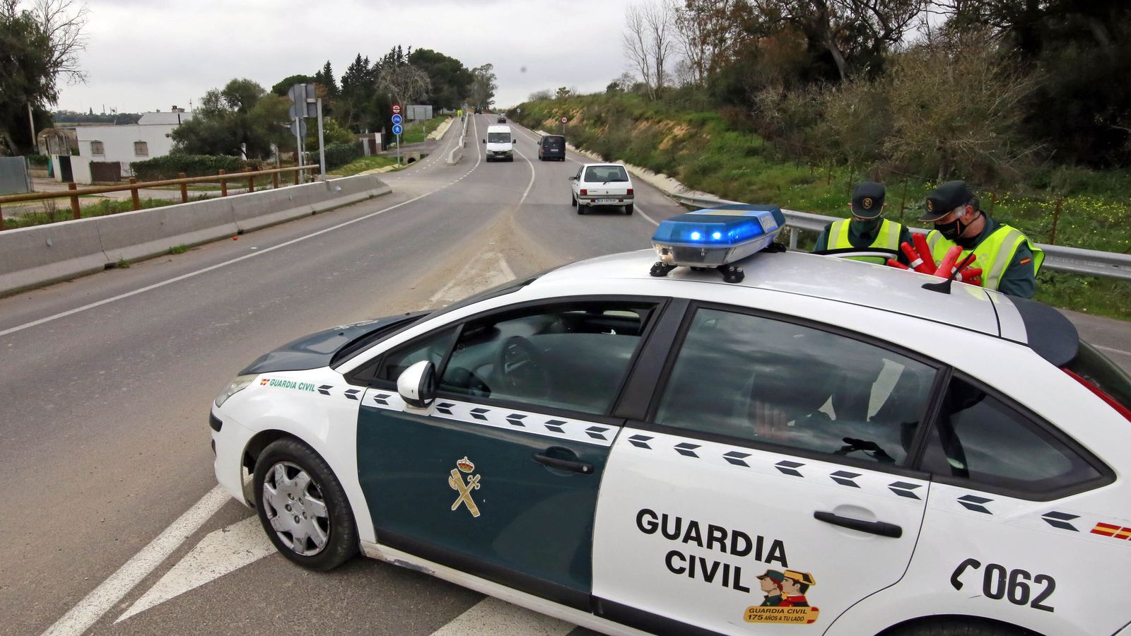 Coronavirus: control perimetral de la Guardia Civil en la rotonda de Estella
