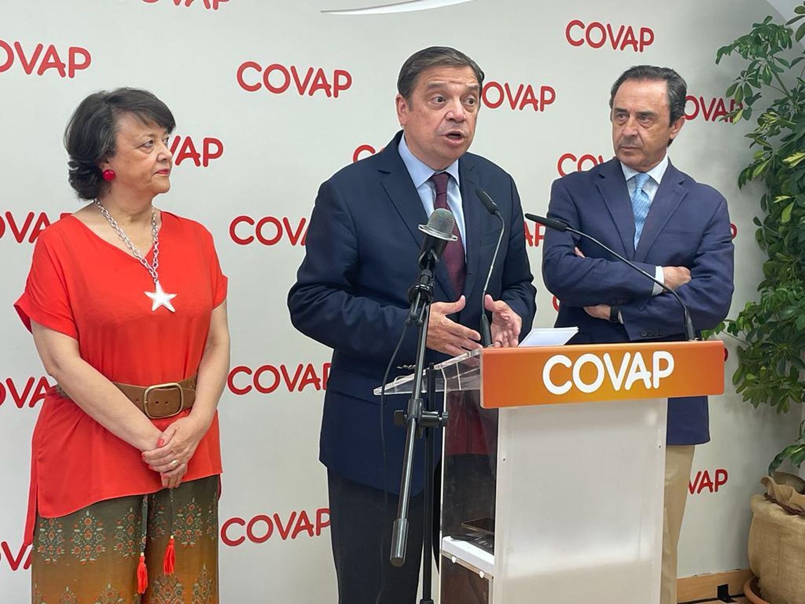 Luis Planas, en el centro, durante su visita a Covap.