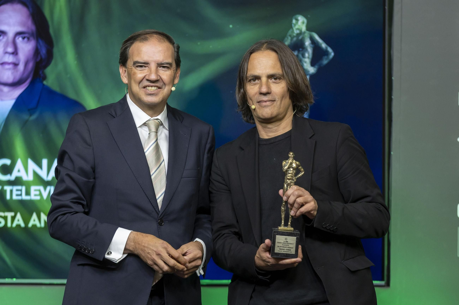 Juan Vargas y Rafael Cobos en la entrega del premio Mejor Cineasta de Andalucía en el Festival de Huelva.