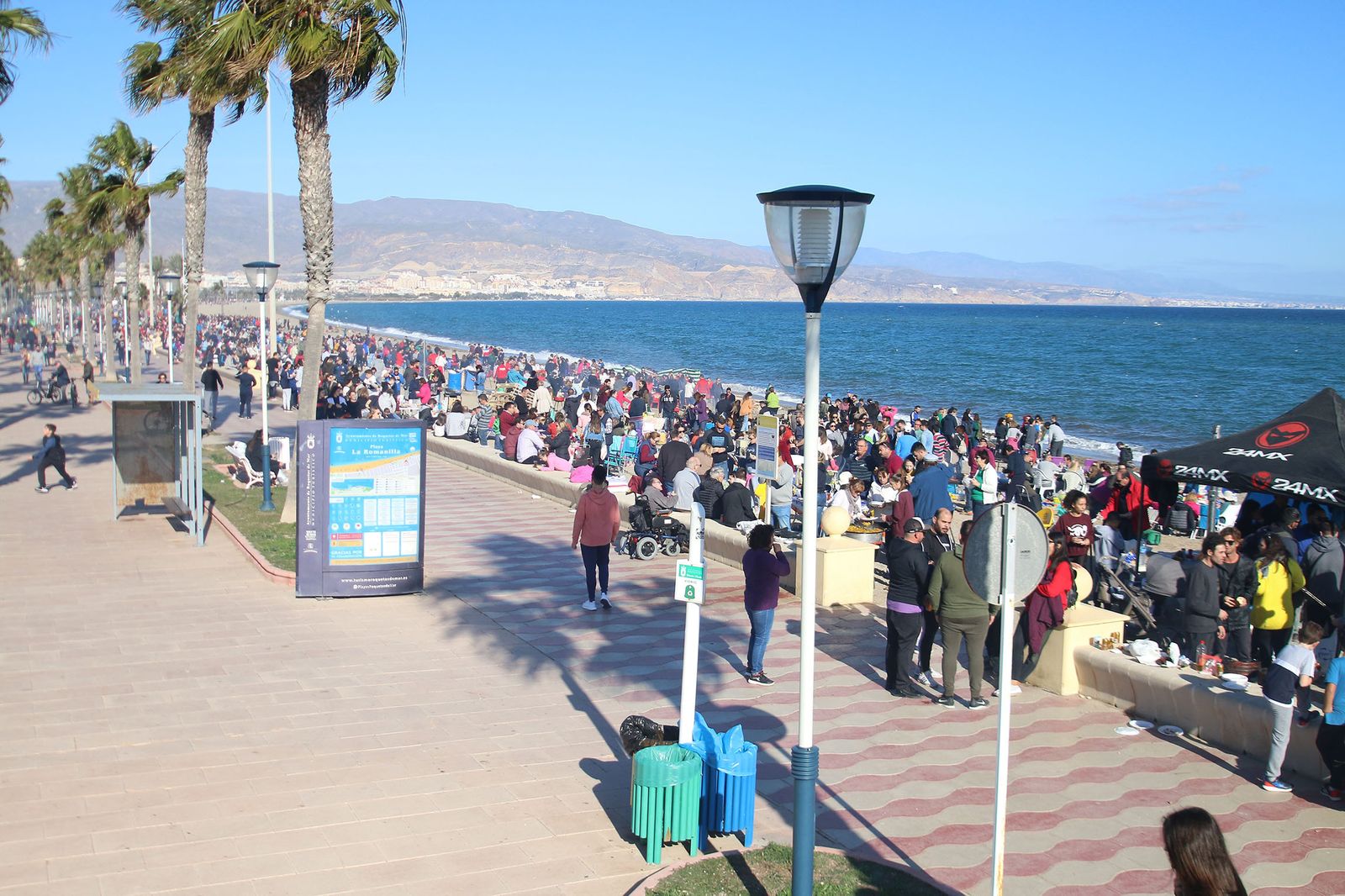 Al abrigo de la tradición de las moragas de Roquetas de Mar.