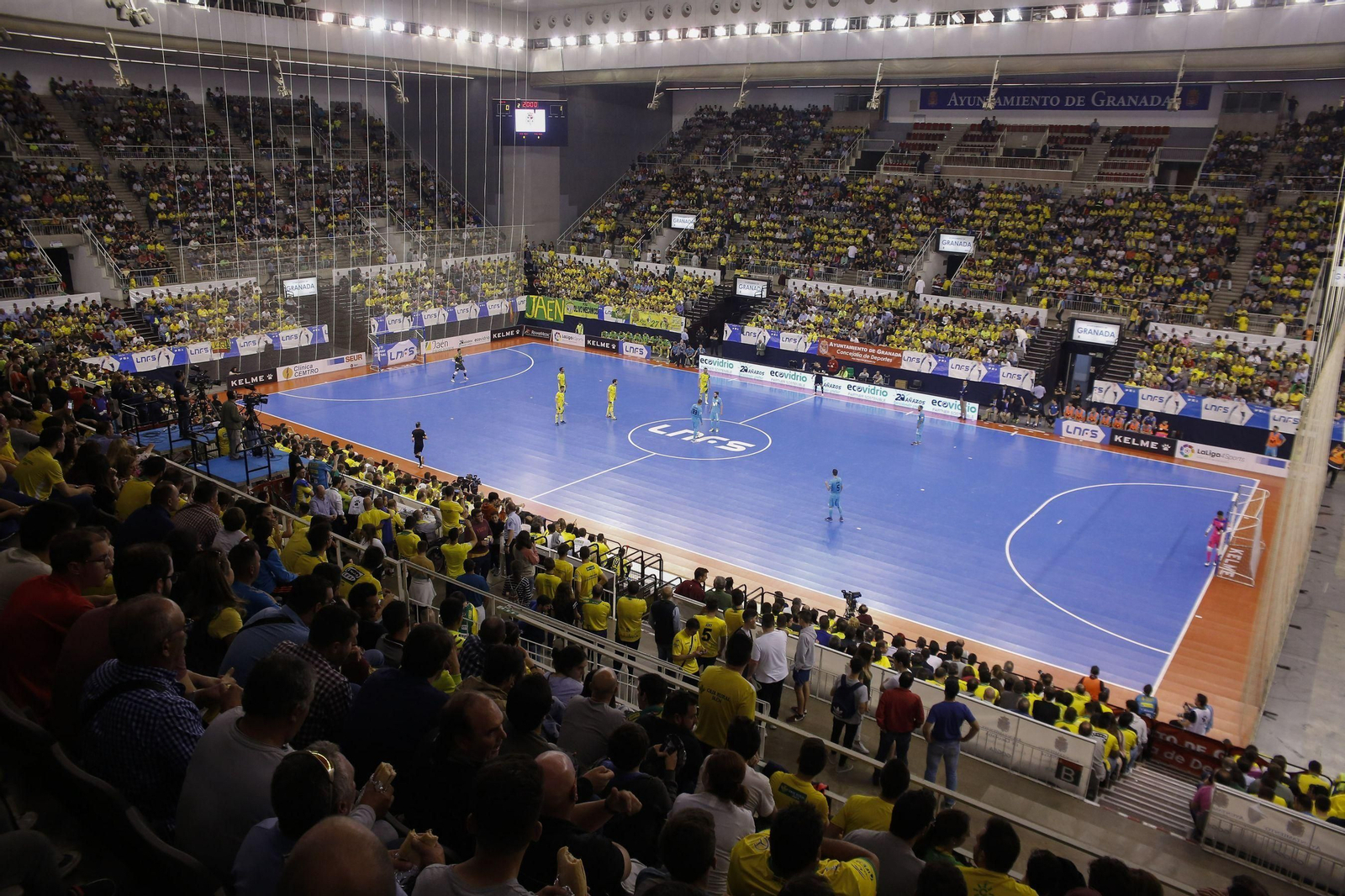 D El Estadio de la Juventud presentaba este aspecto hace unos días. La instalación funciona correctamente pero no hay rastro de las obras de la segunda y tercera fases, las que erigirán un pabellón y una piscina cubierta.