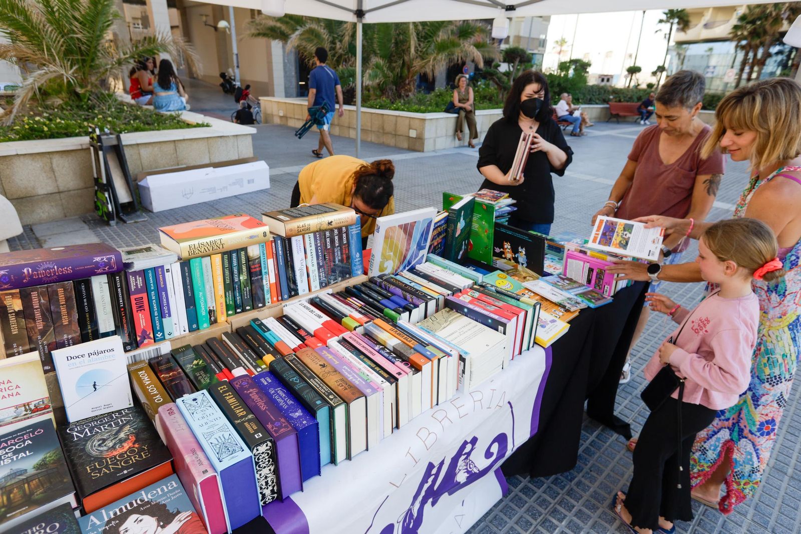 Las imágenes del mercadillo de la Noche Abierta del Comercio en Extramuros en Cádiz