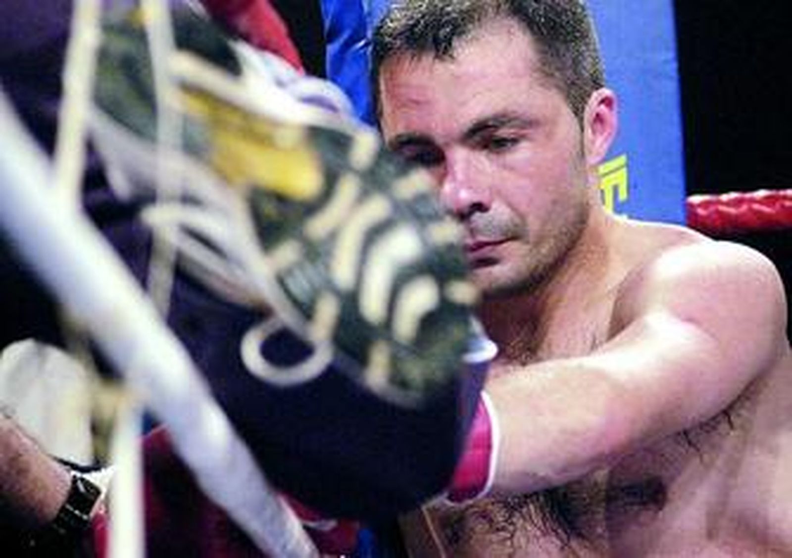 Rafael Lozano, pensativo, entre dos asaltos de uno de sus últimos combates como profesional.