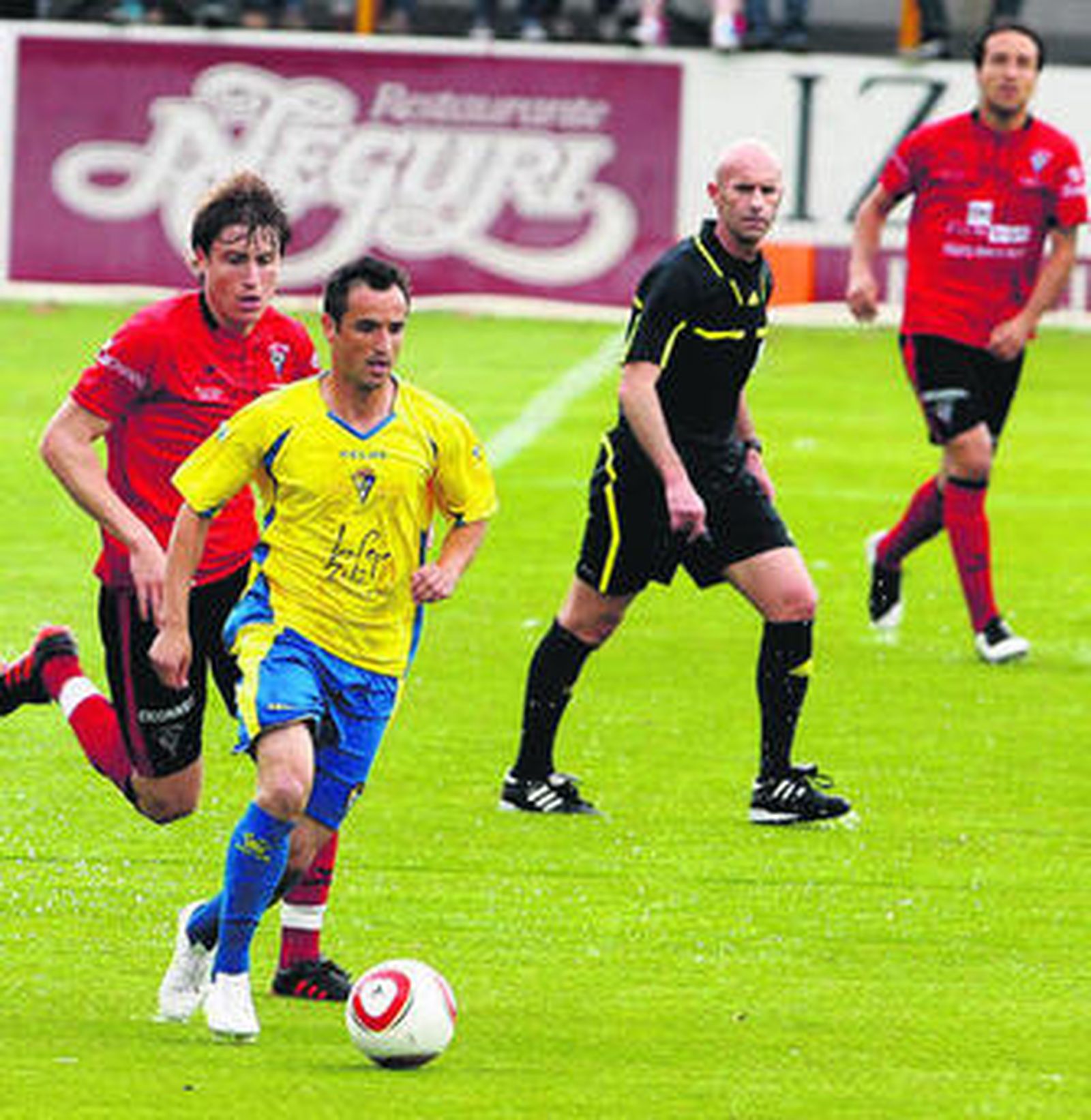 López Silva es perseguido en el funesto Mirandés-Cádiz de la campaña pasada, con César Caneda al fondo.
