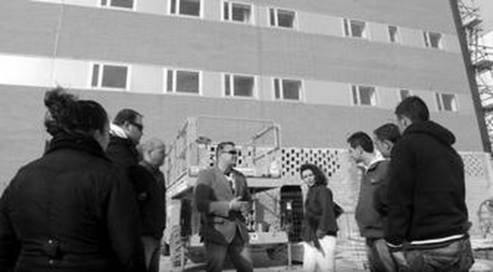 Algunos afectados, reunidos ayer en la obra ubicada en la zona Sur.