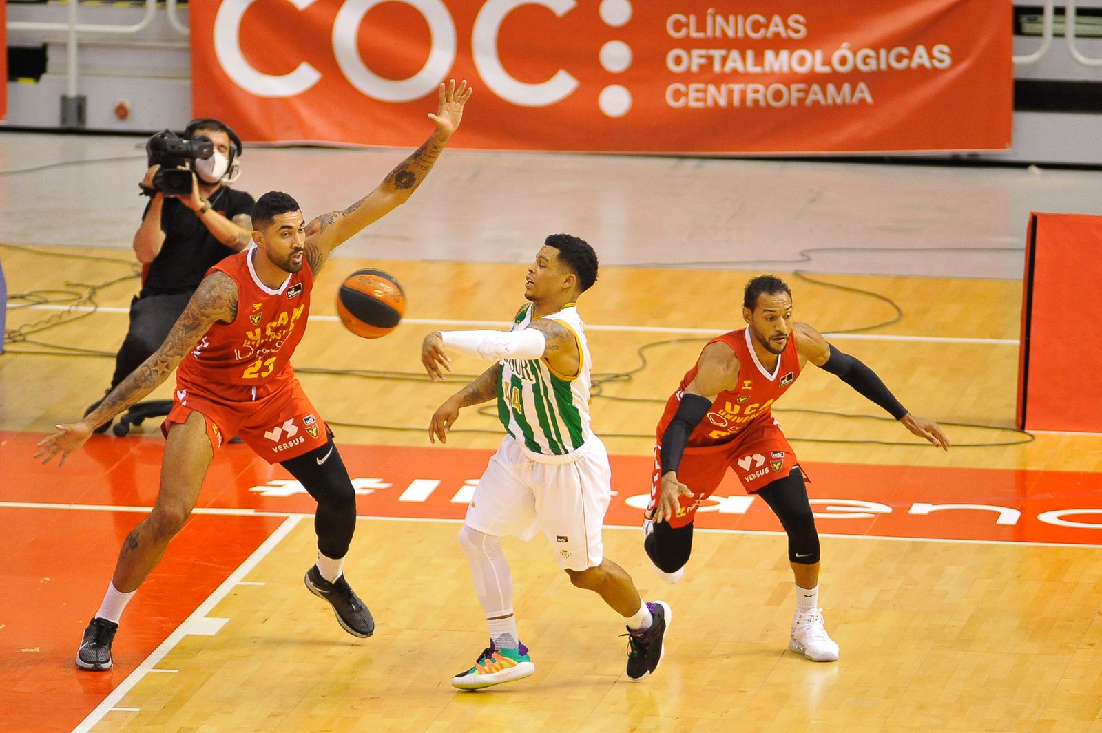 Campbell da un pase entre Lima y Sadiel Rojas en el partido de la primera vuelta.