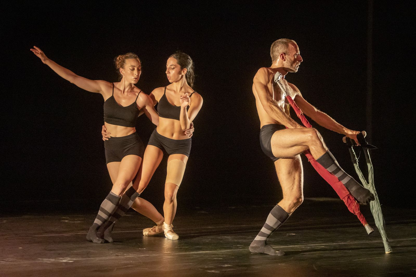 Los tres protagonistas de 'Hamvito', anoche, en el escenario del Cortijo de Cuarto.