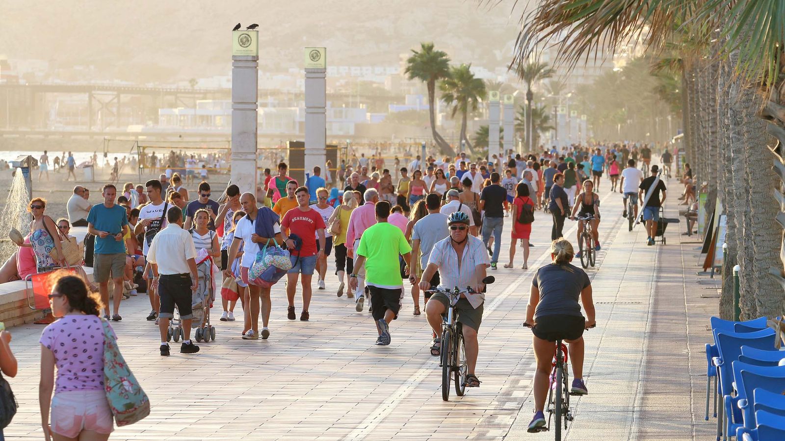 Aspecto del Paseo Marítimo de Almería durante una tarde de verano.