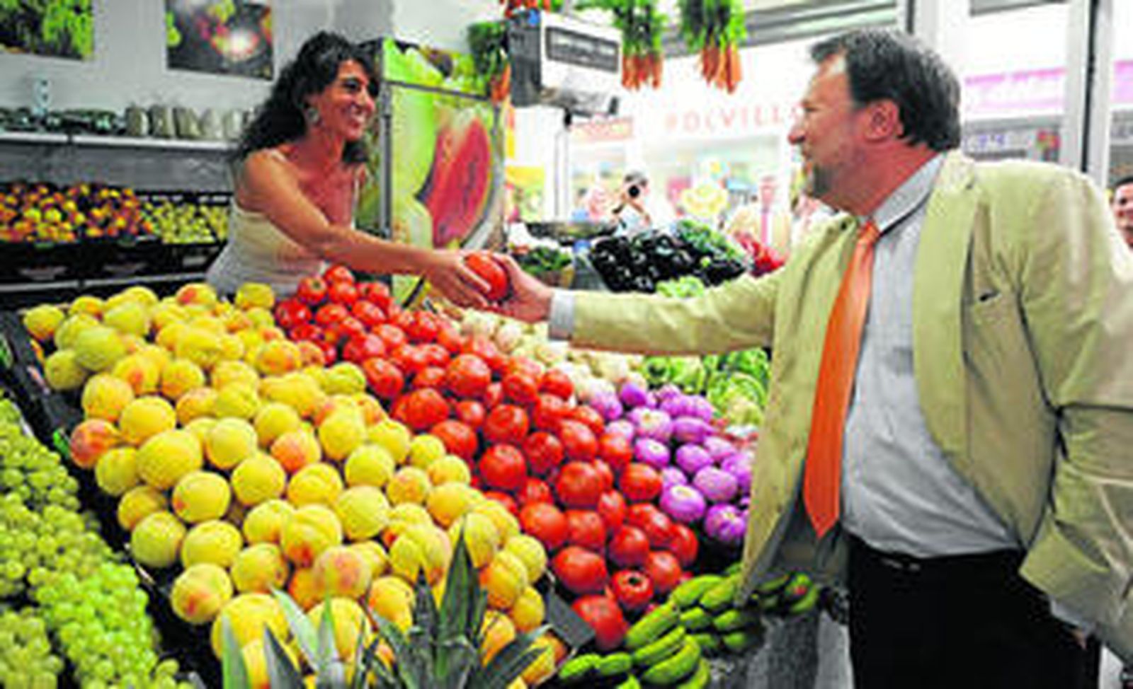El alcalde de Sevilla, Alfredo Sánchez Monteseirín, visitando uno de los puestos del nuevo mercado de abastos de Sevilla Este.