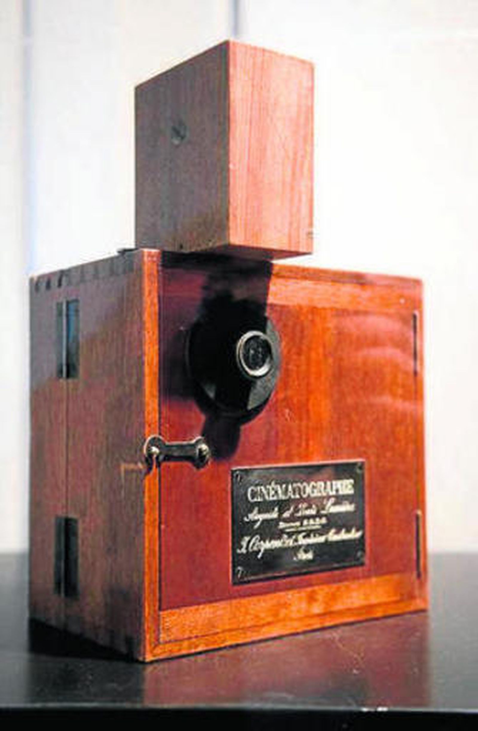 Arriba, a la izquierda, el primer cinematógrafo inventado por los hermanos Lumière, junto al resto de los artilugios que poco a poco fueron posibilitando el desarrollo del cine a lo largo de la historia. La exposición 'Ilusión en movimiento' estará abierta en el Centro Cultural Granada Capitán hasta el próximo día 26.