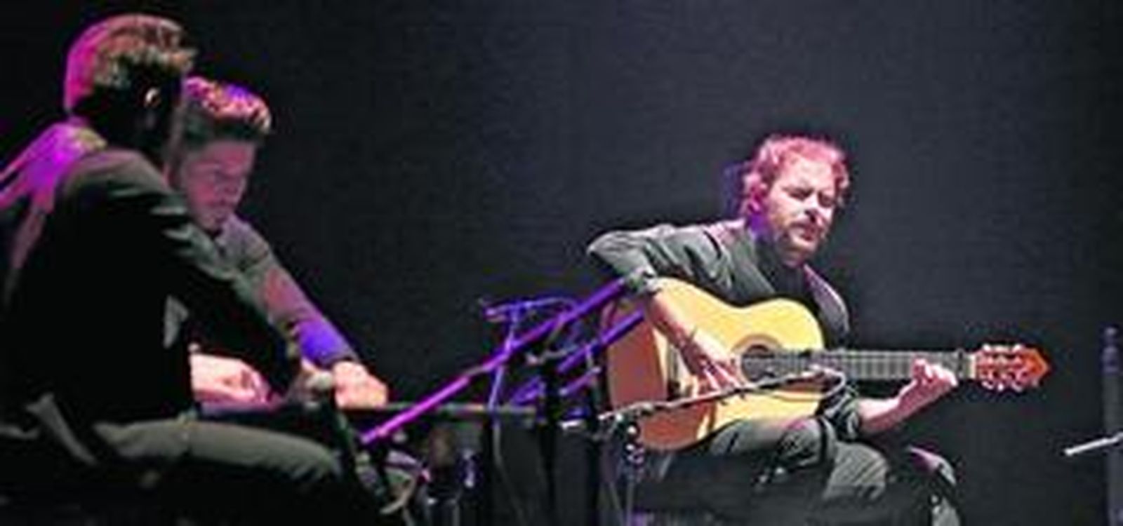 El guitarrista Dani de Morón, junto a Los Mellis, durante el recital 'Un año sin Paco', en el Gran Teatro Falla.