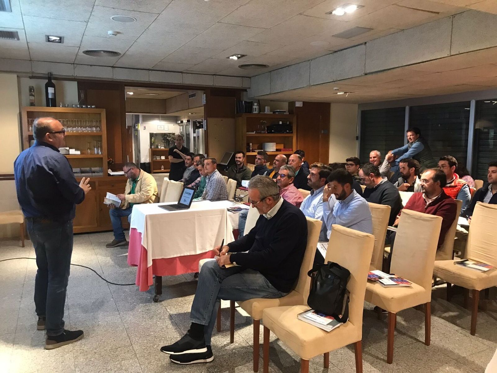 Ángel Ruiz de Ecoculture impartiendo conocimientos sobre el calcio en los cultivo a medio centenar de agrónomos en Huelva