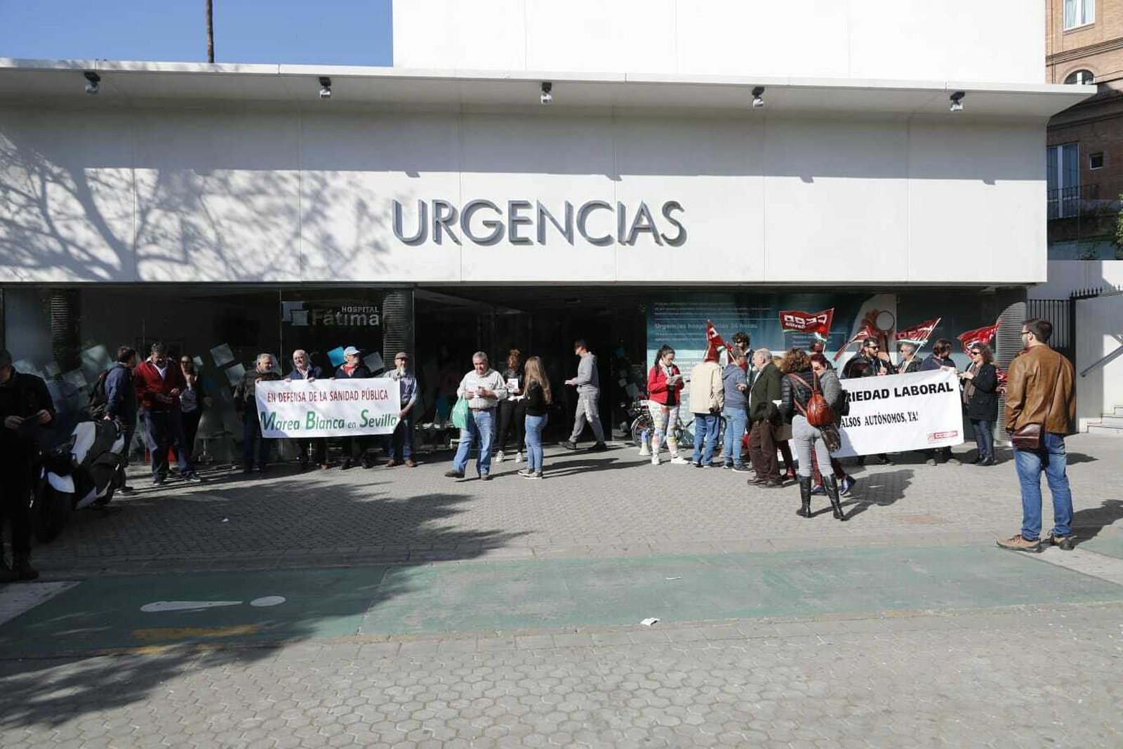 Concentración de trabajadores en el acceso al Hospital de Fátima, esta mañana.