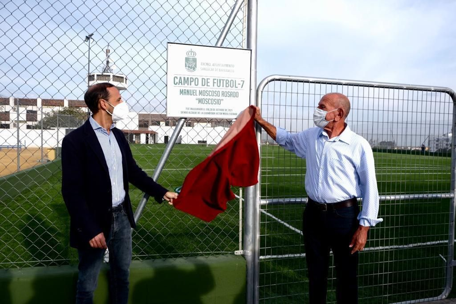 El alcalde de Sanlúcar y el ex futbolista y entrenador Moscosio descubriendo la placa con el nombre del nuevo campo de fútbol 7.