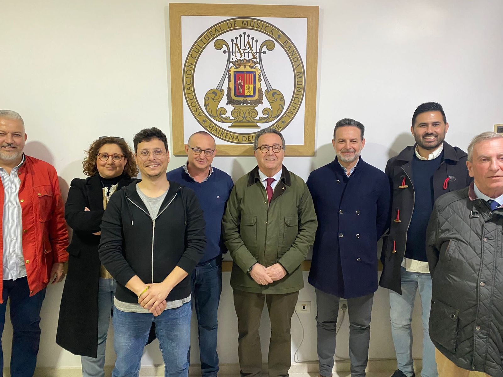 Firma del contrato en la sede de la formación musical