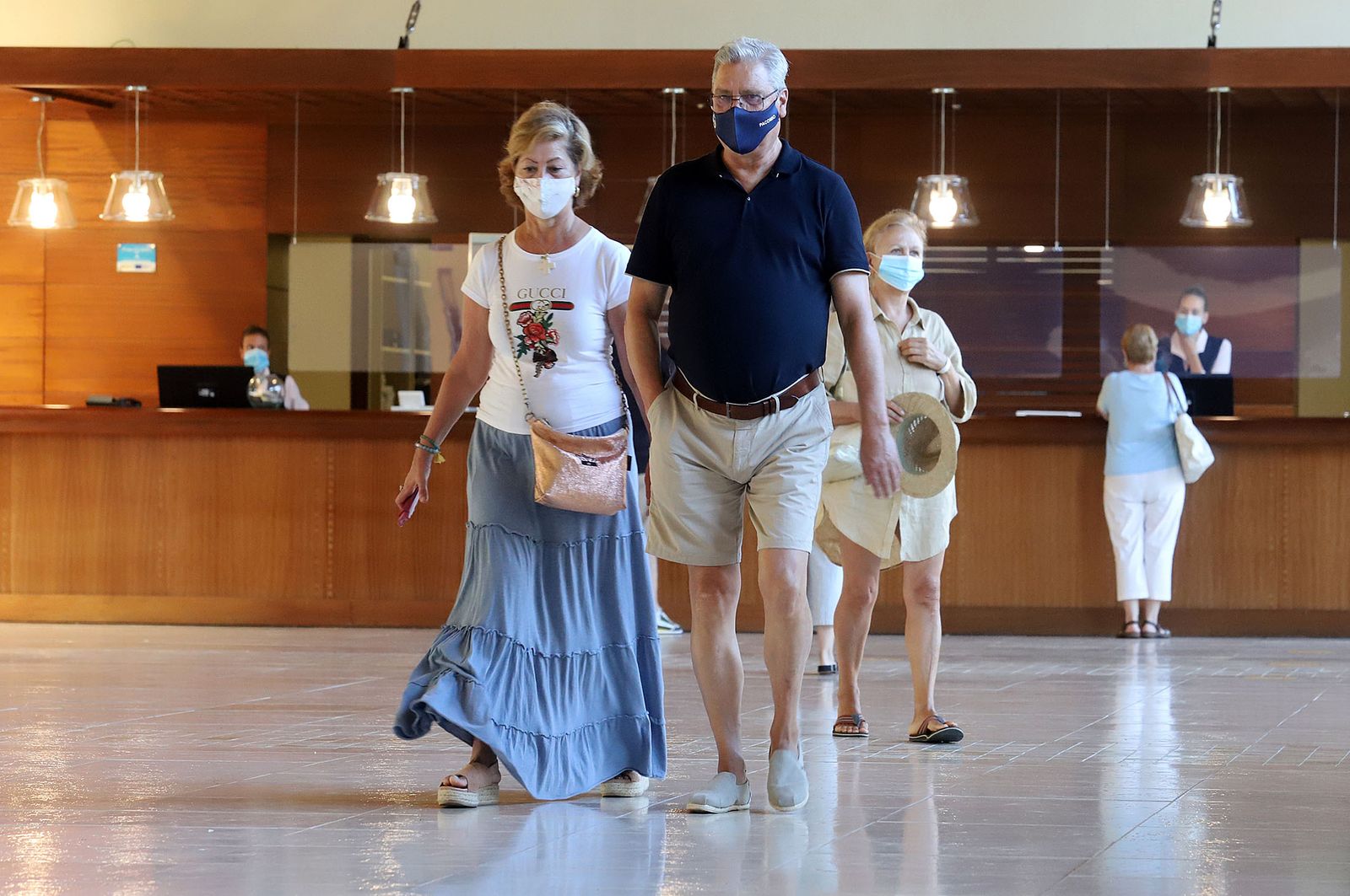 Varios turistas en un hotel andaluz