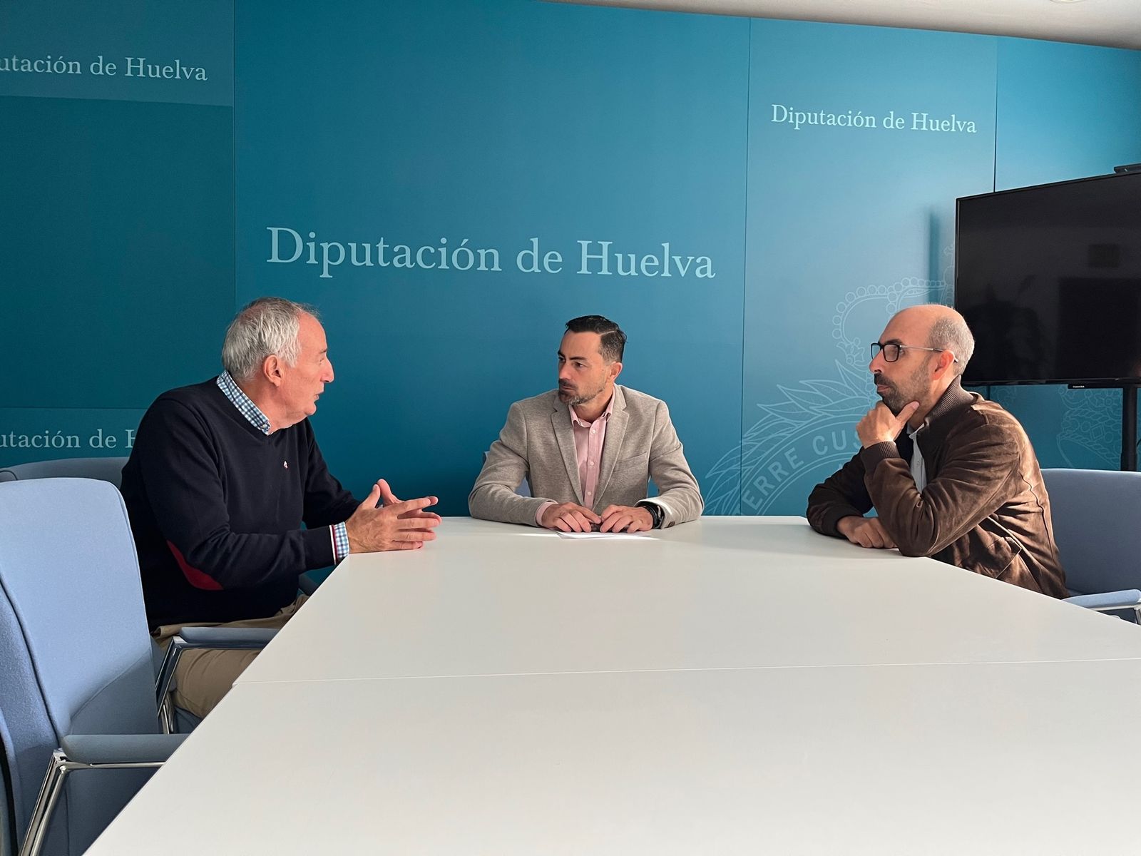 Reunión entre el Real Club Recreativo de Tenis y la Diputación de Huelva.
