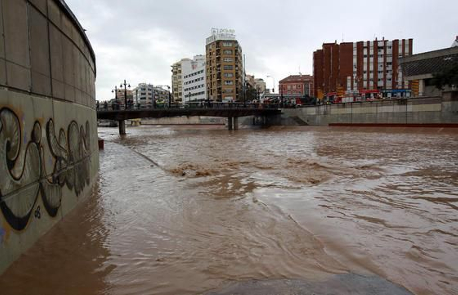 Las fuertes precipitaciones de esta mañana causaron inundaciones en calles, viviendas y garajes

Foto: Migue Fernandez