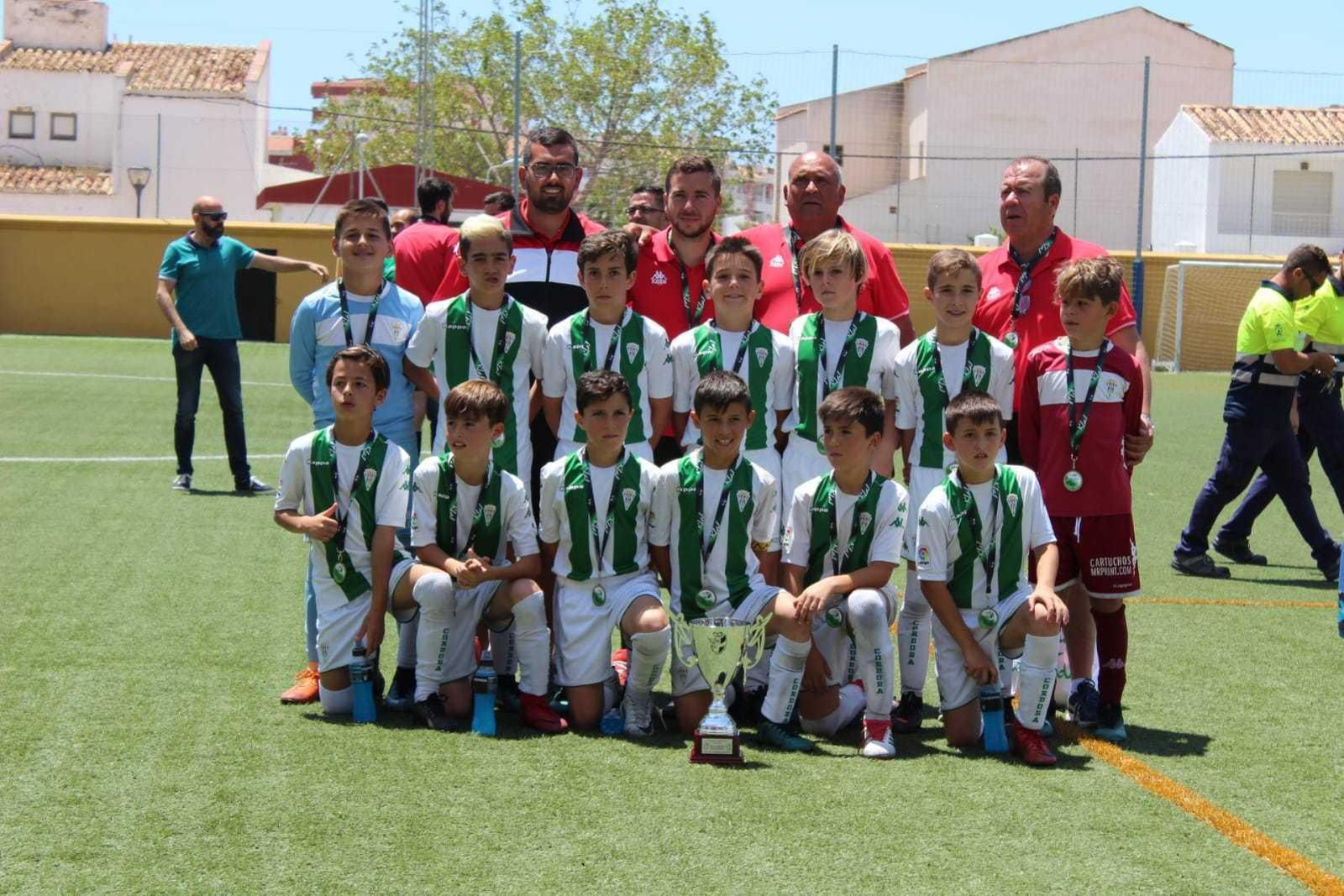 Jugadores y técnicos del Córdoba benjamín posan con sus medallas.