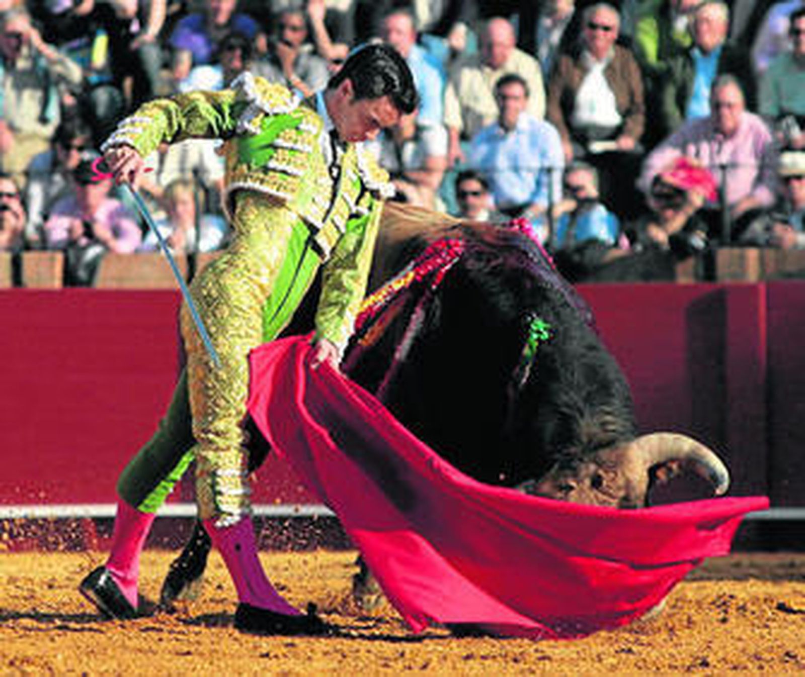 El novillero getafense Cristian Escribano, en una inesperada e inspirada trincherilla al segundo novillo.