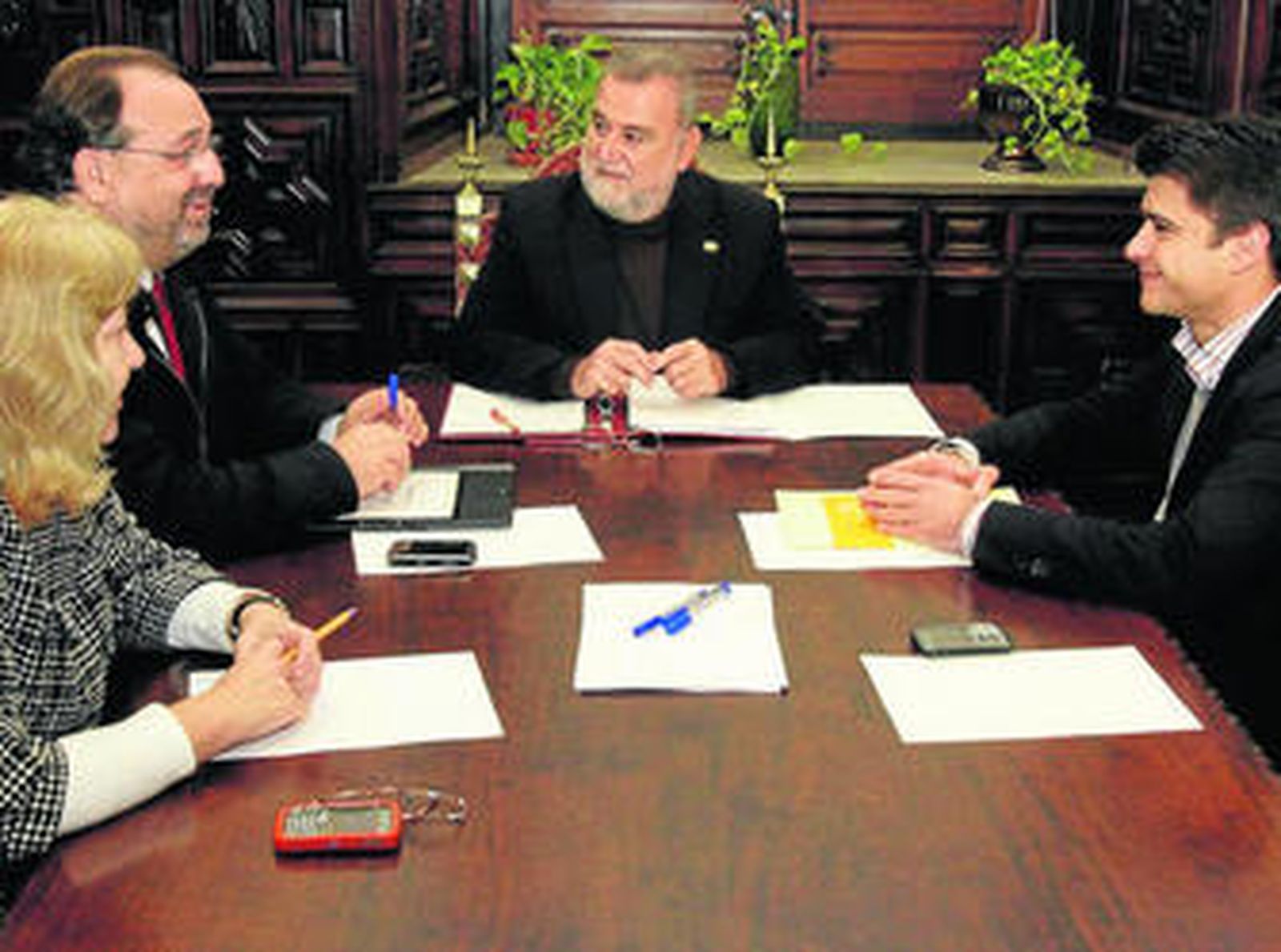 Antonio Rodrigo Torrijos (centro) flanqueado por Alfonso Mir (PSOE) y Beltrán Pérez (PP), ayer.