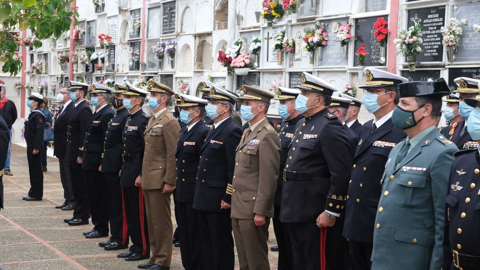 Responso de la Armada en el cementerio isleño en el Día de los Difuntos.