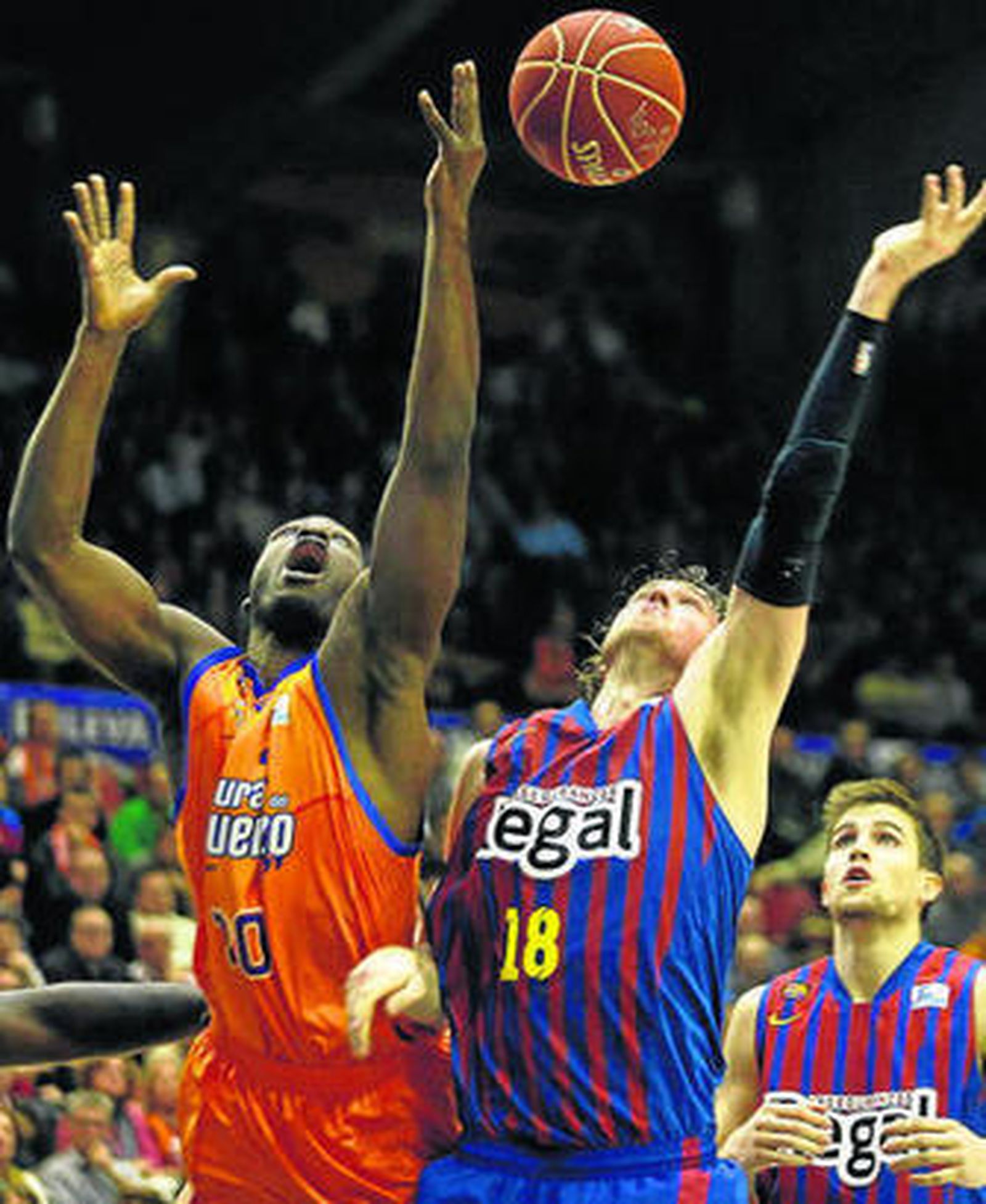 Pietrus y Wallace pugnan por un rebote.