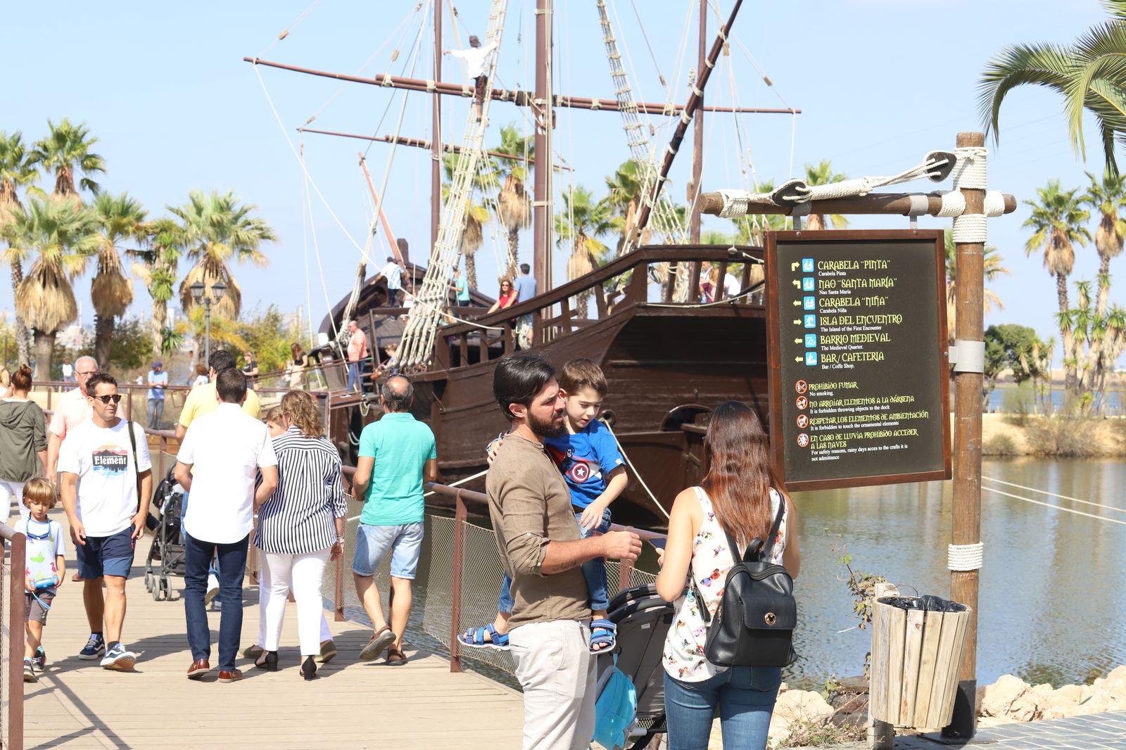 Imágenes de la jornada de puertas abiertas en el Muelle de las Carabelas