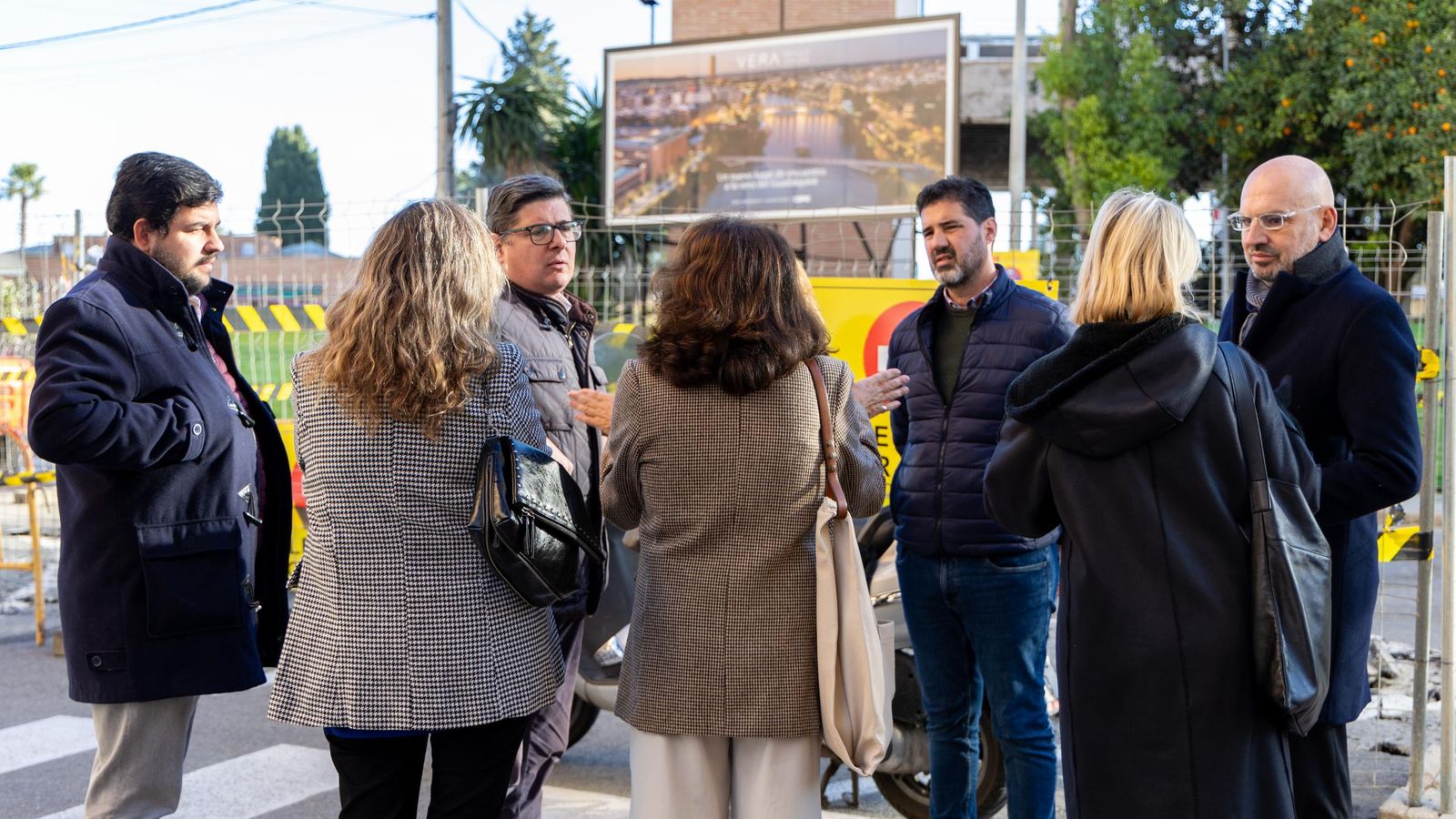 Álvaro Pimentel explica cómo irá la obra a varios representantes vecinales de Juan Sebastián Elcano.