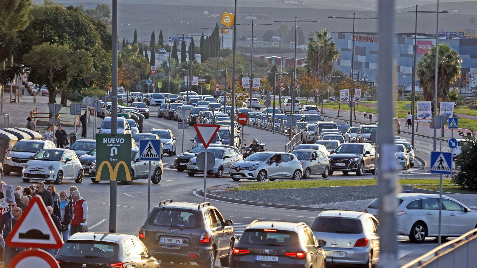 Concentración por la sanidad pública y la atención primaria en el Hospital de Jerez