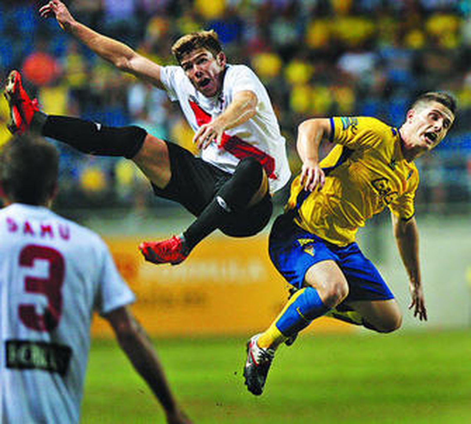 Bermúdez trata de controlar el balón ante la presión de Jony.