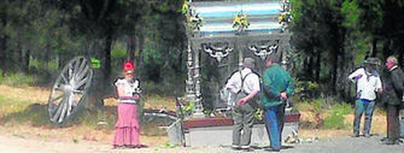 La carreta del Simpecado de Villarrasa, en el camino, tras el pequeño accidente sufrido ayer.